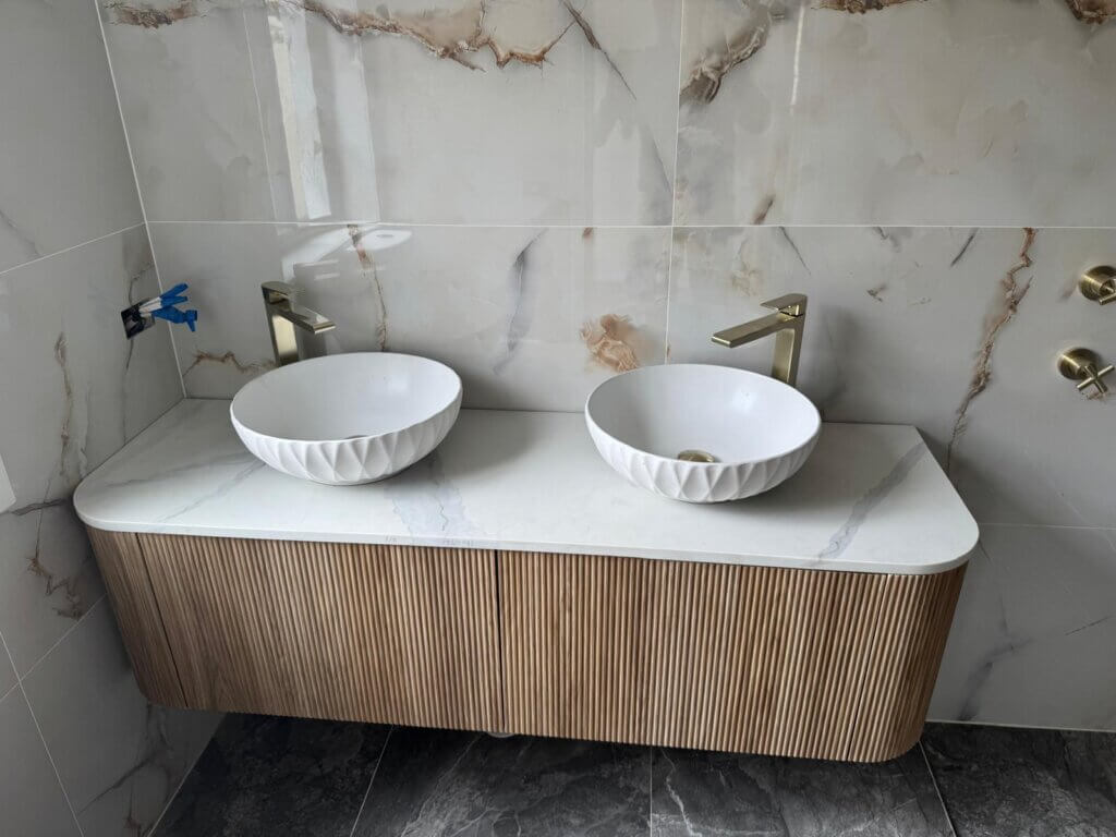 Blend timeless design with modern convenience by incorporating traditional fixtures, neutral tones, and elegant finishes.